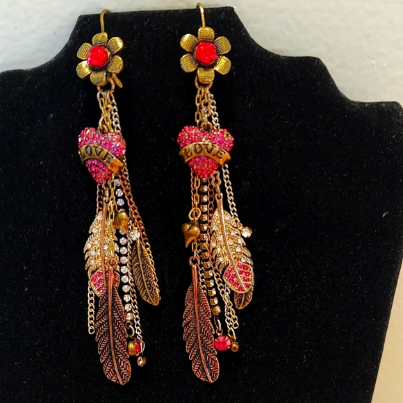 Betsey Johnson Dangle Earrings Pink Sparkle Hearts & Feathers. Lady Luck! - Picture 3 of 8